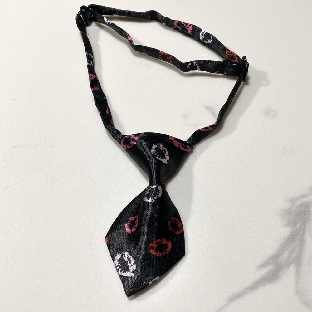 Black & pink adjustable dog tie collar - lips, lipstick print